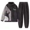 Pijama de forro polar coral para hombre, nuevo estilo otoño/invierno, corte holgado, forrado de forro polar, engrosado para abrigar, conjunto de cárdigan con temática de dibujos animados para estar en casa.