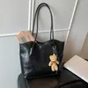 Europea y Americana 2026 Nueva Gran Capacidad Textura Casual Moda Viaje Colgante de Oso Bolso Tote de Hombro Bolso de Axila para Mujer