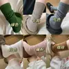 Calcetines de Estilo Coreano con Bloques de Color para Principios de Otoño, Nuevos Calcetines de Media Pantorrilla para Mujer, Tendencia Ins Otoño/Invierno, Versátiles, Moda Retro, Calcetines Arrugados