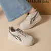 Zapatos blancos de verano para mujer, zapatos de cuero impermeables para mujer, zapatillas deportivas casuales nuevas de otoño 2026 que aumentan la altura con suelas blandas