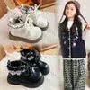 Botas de couro para meninas, nova coleção primavera/outono 2026, botas Martin com cadarço infantis, botas para meninas, botinhas da moda com sola macia para crianças maiores
