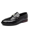 Novos Sapatos de Couro Masculinos para Negócios Tamanho Grande Transfronteiriço Mocassins Casuais Xadrez Sapatos Masculinos para Banquete Slip-On com Fivela de Metal 48