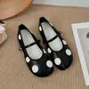 Sapatos franceses de couro macio com bolinhas e biqueira dividida, estilo novo, uma tira, corte baixo, sola macia, sapatos Mary Jane versáteis com bolinhas para mulheres, estilo coreano