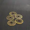 Dispensador de Moedas de Latão Transparente Cinco Tongbao Antigos Ornamento de Moeda Pingente Charme Acessório Moeda de Cobre Antiga Atacado Latão Envelhecido Buraco Quadrado