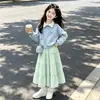 Conjunto de Moda para Meninas Primavera e Outono Novo Estilo Primavera e Outono Moletom Doce com Gola de Laço Conjunto de Duas Peças Saia Fofa