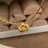 Italia ~ Collar de Oro Cepillado con Flor Pequeña para Mujer Lujo Ligero Alto Nivel Chapado en Oro de 18 Quilates Colgante Vintage Hecho a Mano Hueso de Serpiente