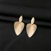 Pendientes de hoja dorada exagerada, estilo retro europeo y americano, con mariposa hueca y ginkgo, con un sentido avanzado, ligeros y lujosos.