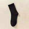 Meias Casuais de Cor Sólida Cuidadosamente Selecionadas para Casais, Simples e Versáteis, Meias Longas Esportivas Femininas de Cano Médio Estilo Coreano/Japonês, Meias Respiráveis em Preto, Branco e Cinza