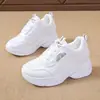 Sapatos esportivos casuais brancos com malha respirável para viagem, novos para primavera e outono, de comércio exterior transfronteiriço, com aumento de altura, para mulheres