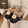 Chinelos quentinhos de algodão para uso externo, de alta qualidade, estilosos e versáteis para outono e inverno, com um fofo design de maçã em desenho animado e forro de fleece, feitos de material EVA, para mulheres