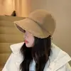 Gorra de béisbol para mujer, elegante y versátil, engrosada con lana de cordero para abrigar y proteger del frío, versión mejorada, visera corta, sombrero de invierno que adelgaza el rostro.