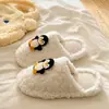 Pantuflas de Algodón con Pingüino Lindo, Estilo Hogareño Casual para Mujer, Nuevo Modelo Otoño/Invierno 2026, Versátiles para Usar en Exteriores, Zapatos Peludos Cálidos y Acogedores para el Hogar