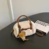 Bolsa de mão de pelúcia de alta qualidade para mulheres, nova moda outono/inverno 2026 bolsa peluda, bolsa transversal tipo almofada versátil de nicho