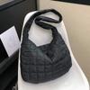 Bolso de mano con diseño de rombos de gran capacidad, muy popular en otoño e invierno, con bordado a cuadros, suave y ligero, informal, tipo bandolera.