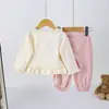 Conjunto de Tres Piezas para Niña de Primavera y Otoño: Chaleco Rosa, Moño de Encaje, Pantalones de Pierna Ancha, Elegante Conjunto Infantil