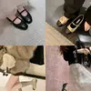 Zapatos Mary Jane acolchados con diamantes del mismo estilo que los de Grape Mom para mujer, con plataforma oculta, zapatos peludos, hebilla dorada pequeña, zapatos de cuero pequeños, zapatos de vestir de una sola suela con forro de felpa para el trabajo.