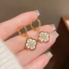 Brincos de Flor de Trevo de Quatro Folhas Exquisitos com Microincrustações, Novos, da Moda e Estilosos para Outono e Inverno, para Mulheres com Design Único de Nicho