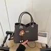 Bolso de mano de gran capacidad para mujer, nuevo modelo de otoño 2026, bolso tipo cubo de alta gama vintage versátil para el hombro y cruzado para el día a día
