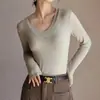 Camisa Base Gola V Ombro Normal Regular Outono/Inverno W para Mulheres 2026, Peça Íntima Estilosa Slim Fit, Cor Sólida, Top Simples e Versátil