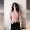 Camisa feminina de gola V floral estilo francês com mangas tipo lanterna, top afunilador que marca a cintura, nova peça de primavera 2026 para usar por baixo
