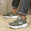 Zapatos deportivos atléticos de malla flyknit transpirable para hombre, zapatos casuales para correr de suela gruesa que aumentan la altura, disponibles en varios colores, fabricante de zapatos para caminar para hombre
