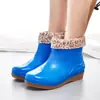 Botas de Chuva Femininas Curtas Moda Sapatos de Água Forradas com Lã Quente Botas de Água Antiderrapantes Espessas Resistentes ao Desgaste Sapatos Impermeáveis para Primavera e Outono Botas de Chuva de Cano Médio