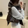 Bolso de Mano Retro con Lazo de Remaches para Mujer 2025 Verano Nueva Moda Trendy Elegante Estilo Extranjero Bolso de Hombro Sobaco