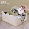 Etiqueta de cuero almohada bolsa de maquillaje bolsa de maquillaje portátil bolsa de aseo de viaje al por mayor bolsa de almacenamiento de maquillaje