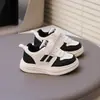 Sapatos Brancos Infantis 2026 Nova Coleção Primavera e Outono Tênis Esportivos para Meninos Tênis Casuais Leves para Meninas Sapatos de Bebê com Solado Macio