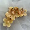 Presilha de Cabelo Retro com Tinta Amarela para Mulheres, Grampo de Cabelo de Novo Estilo de Alta Qualidade, Presilha de Tubarão para a Parte de Trás da Cabeça, Acessório de Cabelo com Presilha de Flor Plumeria