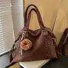 Bolsa Grande Vintage com Tachas para Mulheres 2026 Nova Bolsa Tote Coreana de Nicho Moda Grande Capacidade Versátil Bolsa de Ombro/Axila