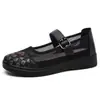 Sapatos Femininos de Verão Vazados Respiráveis Sapatos de Tecido Old Beijing Solado Macio Confortáveis para os Pés Sapatos para Idosos Leves Confortáveis Sapatos para Mãe Sapatos de Tela