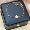 Nuevo Collar de Acero de Titanio con Concha Blanca de Trébol de Cuatro Hojas Más Vendido para Mujeres Estilo Ins Moda Versátil Nicho Joyería de Mano Dorada de 18K Que No Se Desvanece