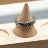 Anillo poligonal de trébol retro de origami Chiba para mujer, lujo accesible, diseño de nicho, de alta gama, elegante, versátil