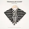 Bufanda Triangular de Punto a Cuadros Blanco y Negro Nueva para Otoño e Invierno con Hebilla Magnética, Bola Dorada Pequeña, Chal Protector de Cuello de Alta Gama