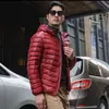 Nueva chaqueta ligera de algodón y seda para otoño e invierno para hombre, top corto casual de negocios con capucha y cuello alto, abrigo de algodón cálido para hombre