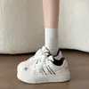Tênis de bolinhas para mulheres, novo estilo coreano 2026, versátil, design de nicho, sola grossa, tênis casuais para estudantes