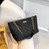 Bolsa Grande Feminina 2026 Nova Tendência Bolsa Acolchoada com Corrente Estilo Coreano Bolsa de Ombro Transversal Moda Bordada Bolsa de Mão Tote