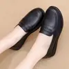 Sapatos casuais populares de couro macio com sola grossa, sapatos baixos versáteis para mães de meia-idade, novos sapatos femininos confortáveis para o outono de 2026