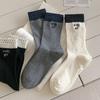 Calcetines de Algodón Peinado Bordados hasta la Media Pantorrilla para Mujer, Hilo Negro y Blanco Gris, Moda Estilo Coreano Trendy Estudiante Cálidos Otoño e Invierno Calcetines Largos Calcetines de Algodón