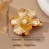 Diseño de nicho flor tridimensional irregular con incrustaciones de perla de imitación broche temperamento femenino elegante alto sentido