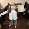 Conjunto de outfit de otoño para niñas: camisa blanca para muñeca y pantalones acampanados grises, sencillos y elegantes, versátiles y modernos, moda popular estilo bosque