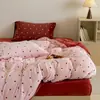 Juego de ropa de cama retro de invierno de cuatro piezas con lunares color crema y terciopelo de leche, que incluye sábana de forro polar coral, funda de edredón y sábana bajera.