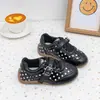 Tênis de Treino Alemão Preto com Bolinhas Retrô para Meninas 2026 Primavera e Outono Novos Sapatos Esportivos Casuais Versáteis com Fivela de Metal para Crianças