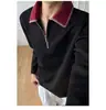 Moletom simples com gola polo e zíper parcial para homens, design com blocos de cor outonal, combinado com uma camiseta de manga longa como camada base