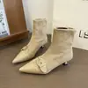 Botas Curtas Femininas Bico Fino Salto Baixo Estilo Francês 2026 Nova Coleção Retro Temperamento Salto Baixo Botas de Meia-Estação Primavera e Outono