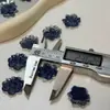 Lentejuela Fina Azul Marino Flor de Cinco Pétalos Material Zapatos Planos DIY Agujero Zapato Pasador Accesorios para Funda de Teléfono Móvil Venta Directa de Fábrica de Resina
