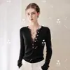 Suave y elegante, este suéter de lana finamente tejido presenta un cuello con ribete de encaje, un escote en V y un corte ajustado, lo que lo hace perfecto como capa base