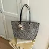 Bolsa casual grande de leopardo transfronteiriça para mulheres, nova bolsa de viagem leve, bolsa tote versátil, bolsa de ombro