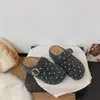 Sapatos femininos de moda Boken versáteis de outono com sola grossa estilo novo 2026 confortáveis retrô com bolinhas biqueira chinelos de meio chinelo com fivela de couro
